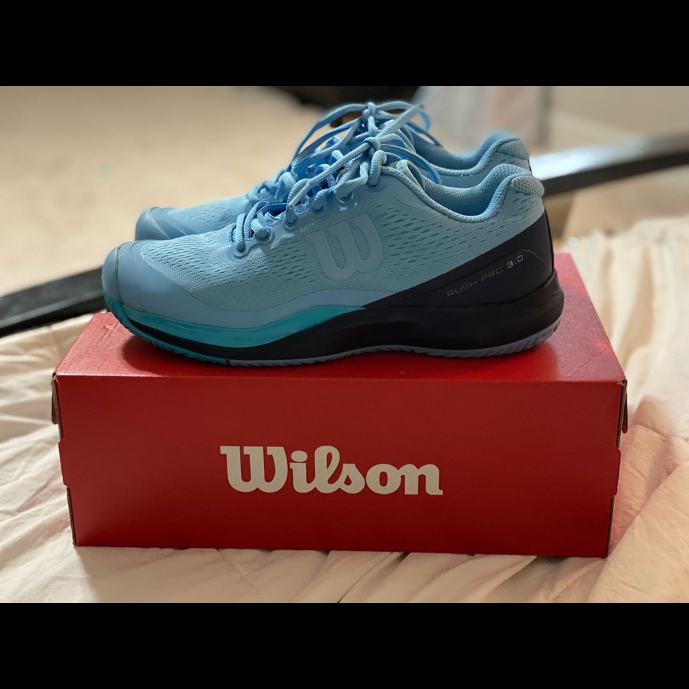 Women’s Wilson rush pro 3.0 tennis shoes size 8